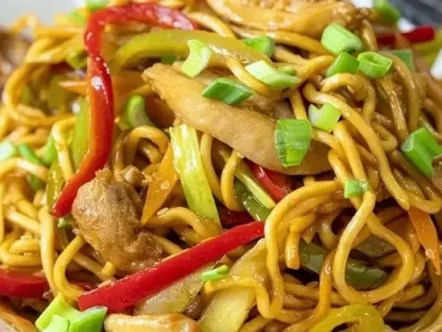Köri Soslu Tavuklu Noodle - Rao China Çankaya